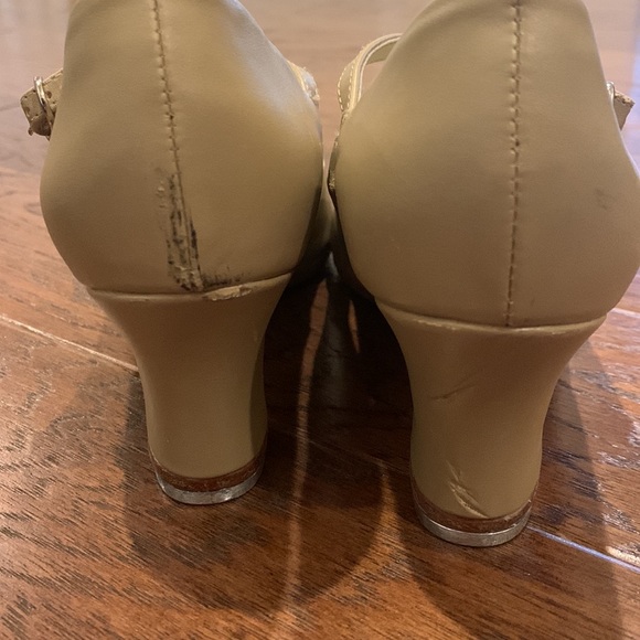 So Danca 3” character shoes with taps. Size W 10 1/2 L. - Picture 4 of 8